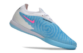 Chuteira Futsal Nike Gripknit Phantom GX Elite IC em azul com detalhes em rosa e sola clara