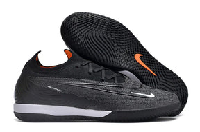 Chuteira Futsal Nike Gripknit Phantom GX Elite IC em preto e laranja, ideal para jogos em quadra.