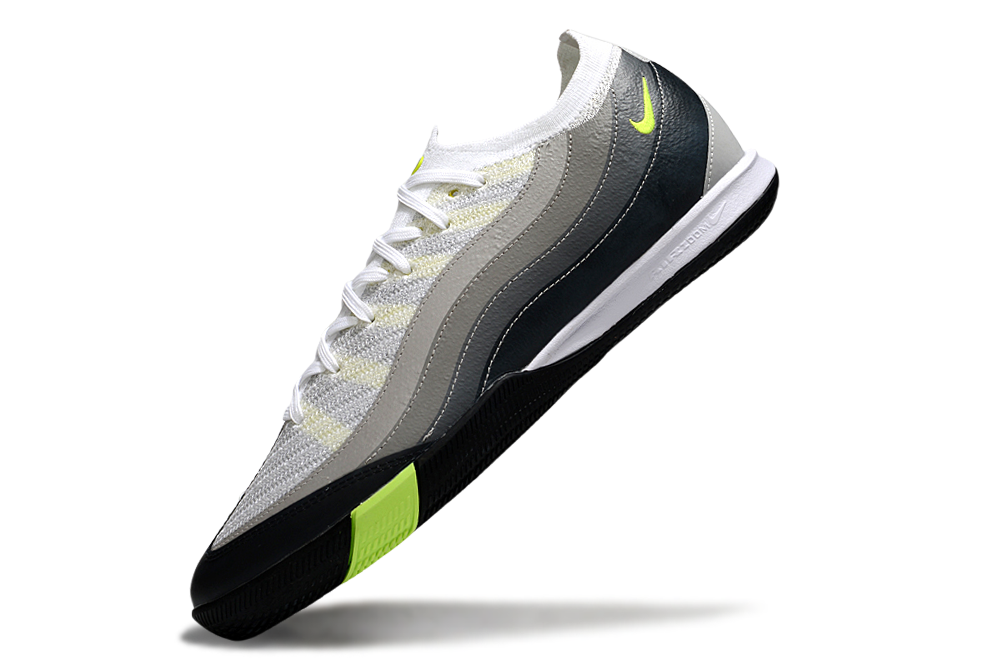 Chuteira Futsal Nike Mercurial Air Zoom Vapor 16 em fundo branco com detalhes em amarelo e preto.