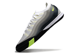 Chuteira Futsal Nike Mercurial Air Zoom Vapor 16 em fundo branco com detalhes em amarelo e preto.