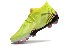 Chuteira Puma Future 8 FG - Verde vista lateral destacando o design inovador e cores vibrantes.