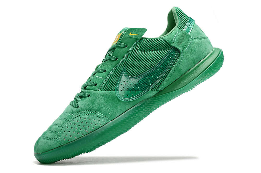 Chuteira Futsal Nike Street Gato IC - Verde em destaque, ideal para controle e precisão em jogos internos.