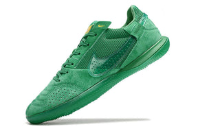 Chuteira Futsal Nike Street Gato IC - Verde em destaque, ideal para controle e precisão em jogos internos.