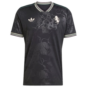 Camisola Juventus terceira 2025/26 com design floral em preto e detalhes em verde e branco.