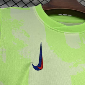 Conjunto Infantil Barcelona third 24/25 detalhe em camiseta verde limão com logo da Nike.
