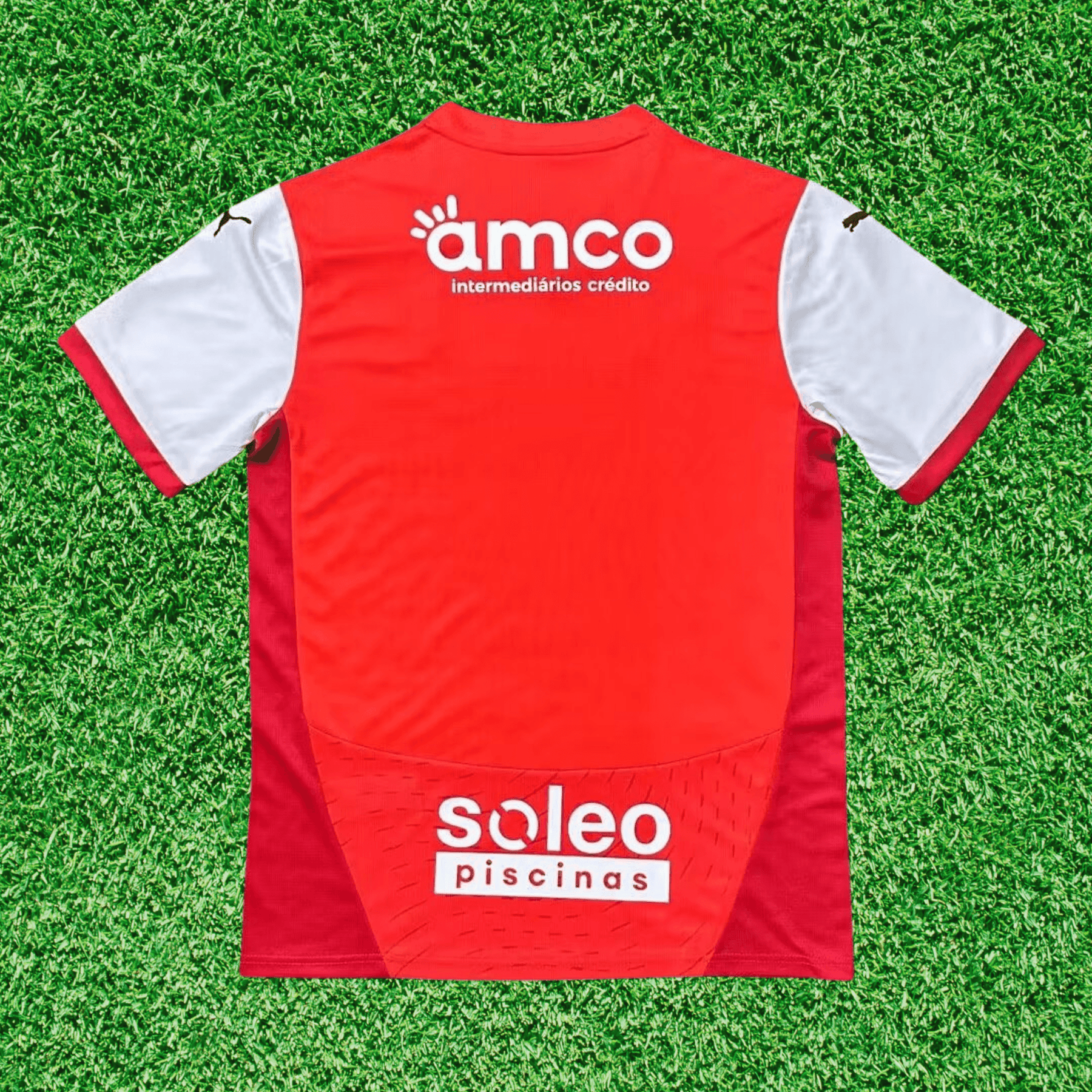 Camisola SC Braga home 24/25 Vermelho vista traseira com detalhes em branco e patrocínios.