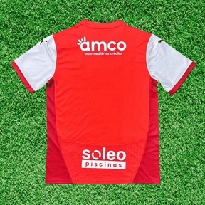Camisola SC Braga home 24/25 Vermelho vista traseira com detalhes em branco e patrocínios.
