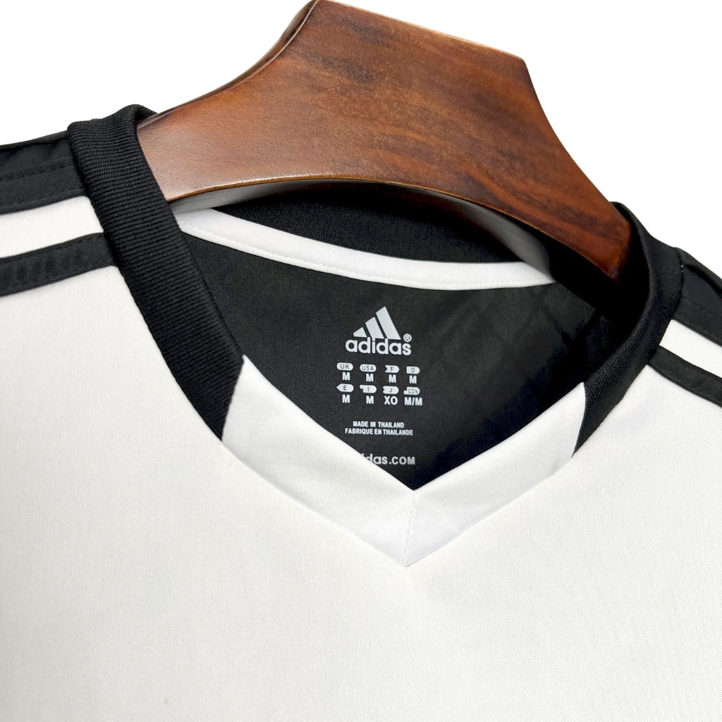 Camisola Benfica Away 2013/14 Retro, detalhe do colarinho e logo Adidas em preto e branco.