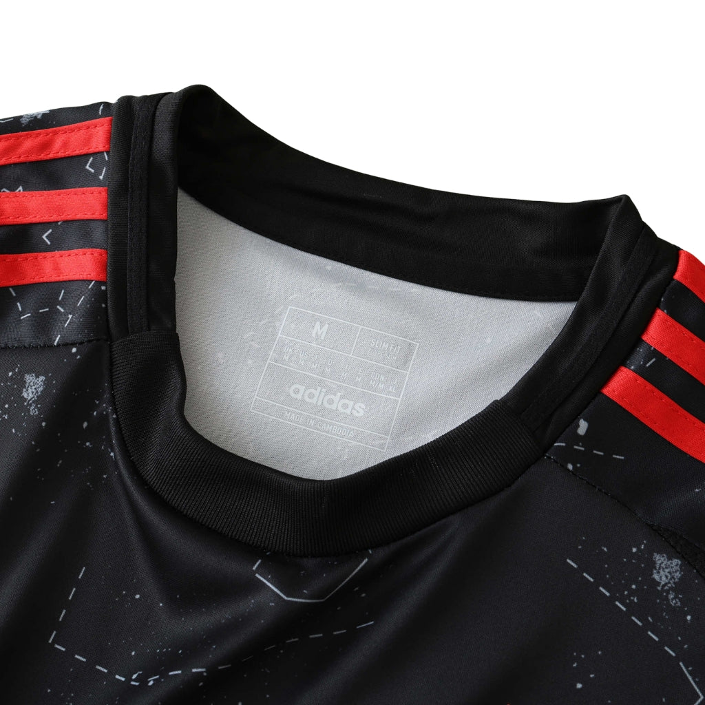 Camisola Benfica Away 2024/25 com detalhes em vermelho e preto, gola redonda e logo Adidas no interior.
