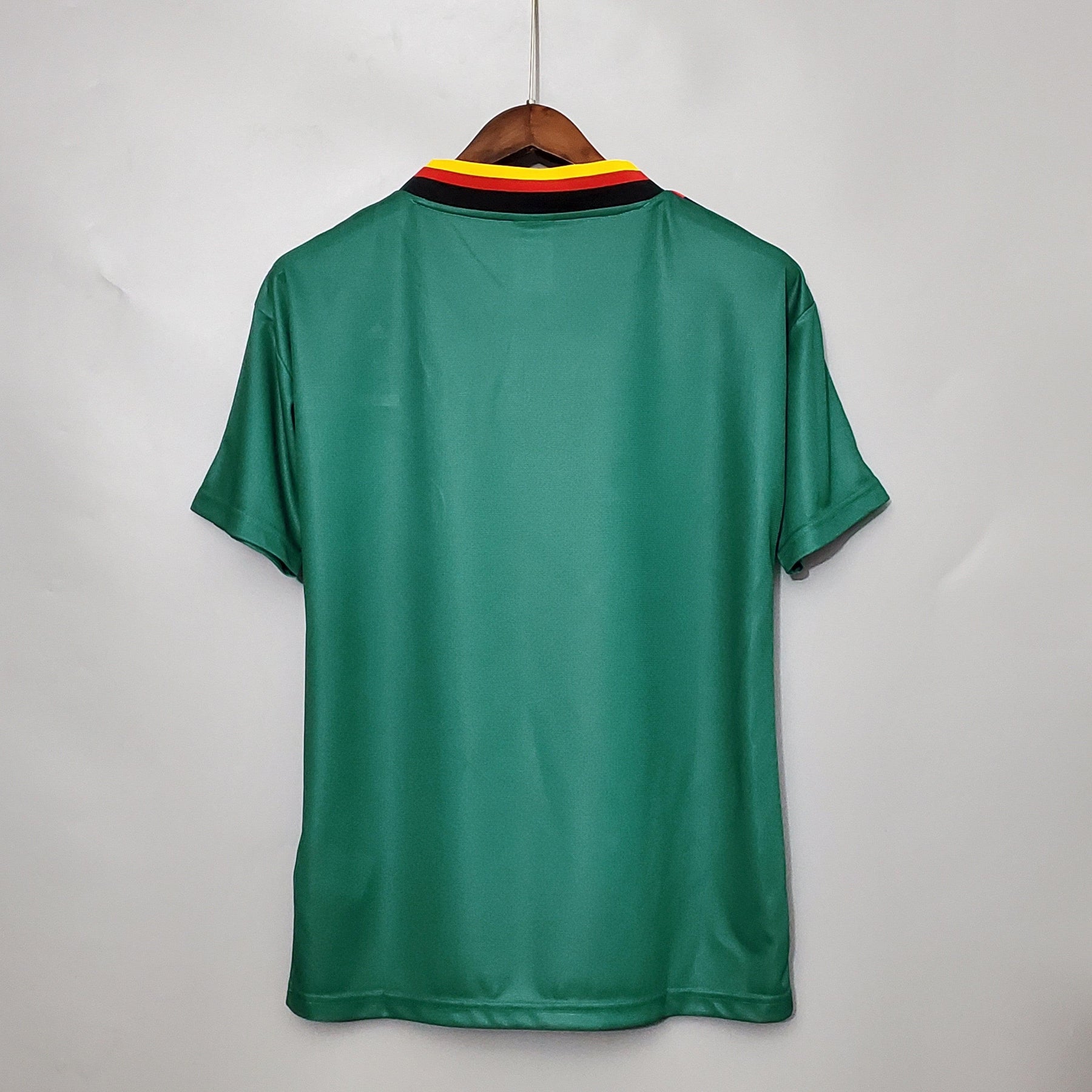 Camisola Alemanha Away 1994 Retro mostra a parte de trás em verde com detalhes coloridos.