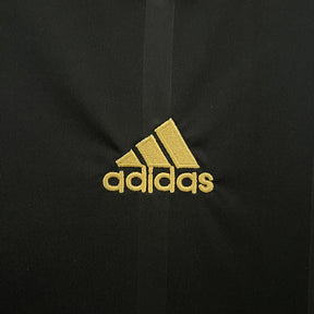 Logotipo da Adidas em dourado em uma camisola Alemanha Away 2010 Retro.