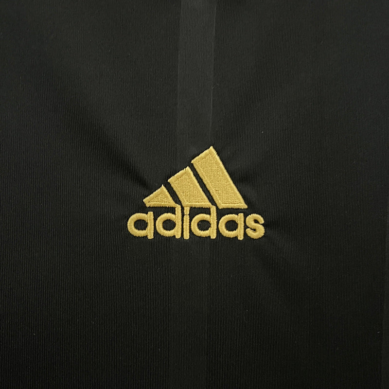 Logotipo da Adidas em dourado em uma camisola Alemanha Away 2010 Retro.