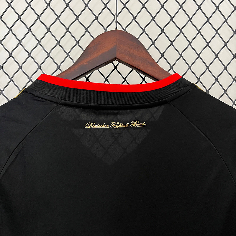 Camisola Alemanha Away 2010 Retro vista traseira com detalhe em vermelho e logotipo dourado.