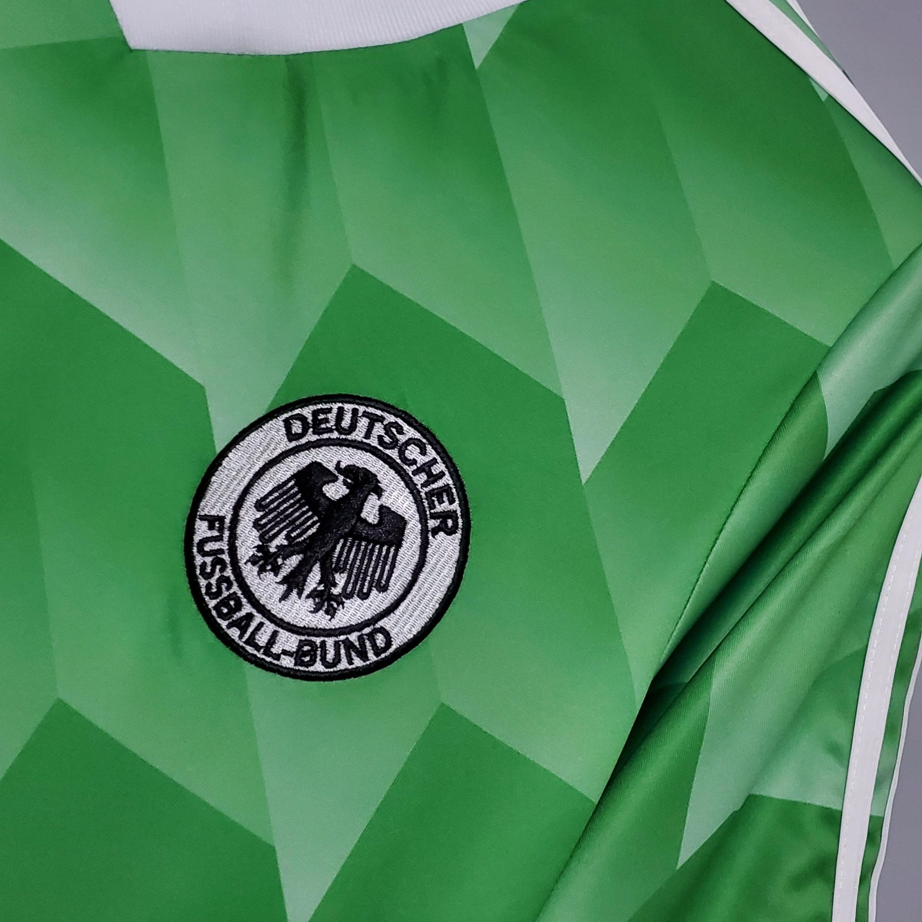 Detalhe do emblema do Deutscher Fussball-Bund na camisola Alemanha Home 1988 Retro.