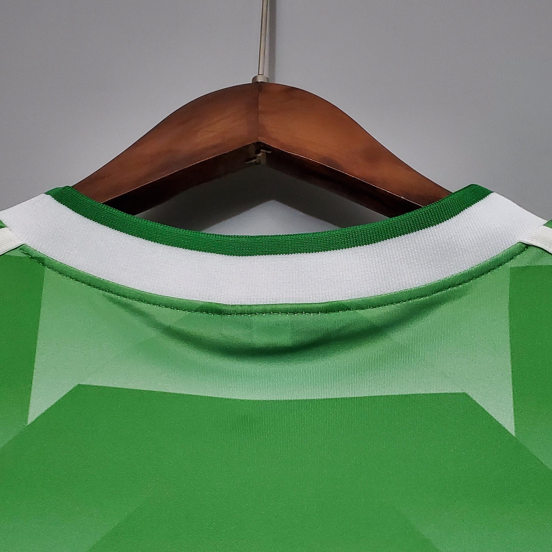 Camisola Alemanha Home 1988 Retro com design icônico da seleção alemã, vista do colarinho em verde.