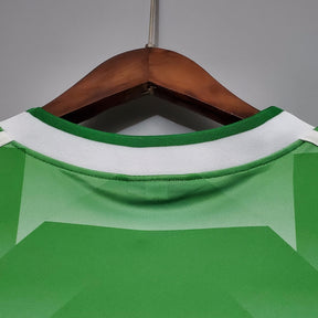 Camisola Alemanha Home 1988 Retro com design icônico da seleção alemã, vista do colarinho em verde.