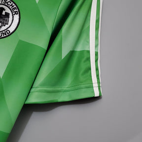 Camisola Alemanha home 1988 retro com design icônico e detalhes em verde e branco, ideal para fãs de futebol.
