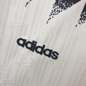 Detalhe da logo adidas em uma camisola Alemanha Home 1994 Retro, mostrando seu design icônico.