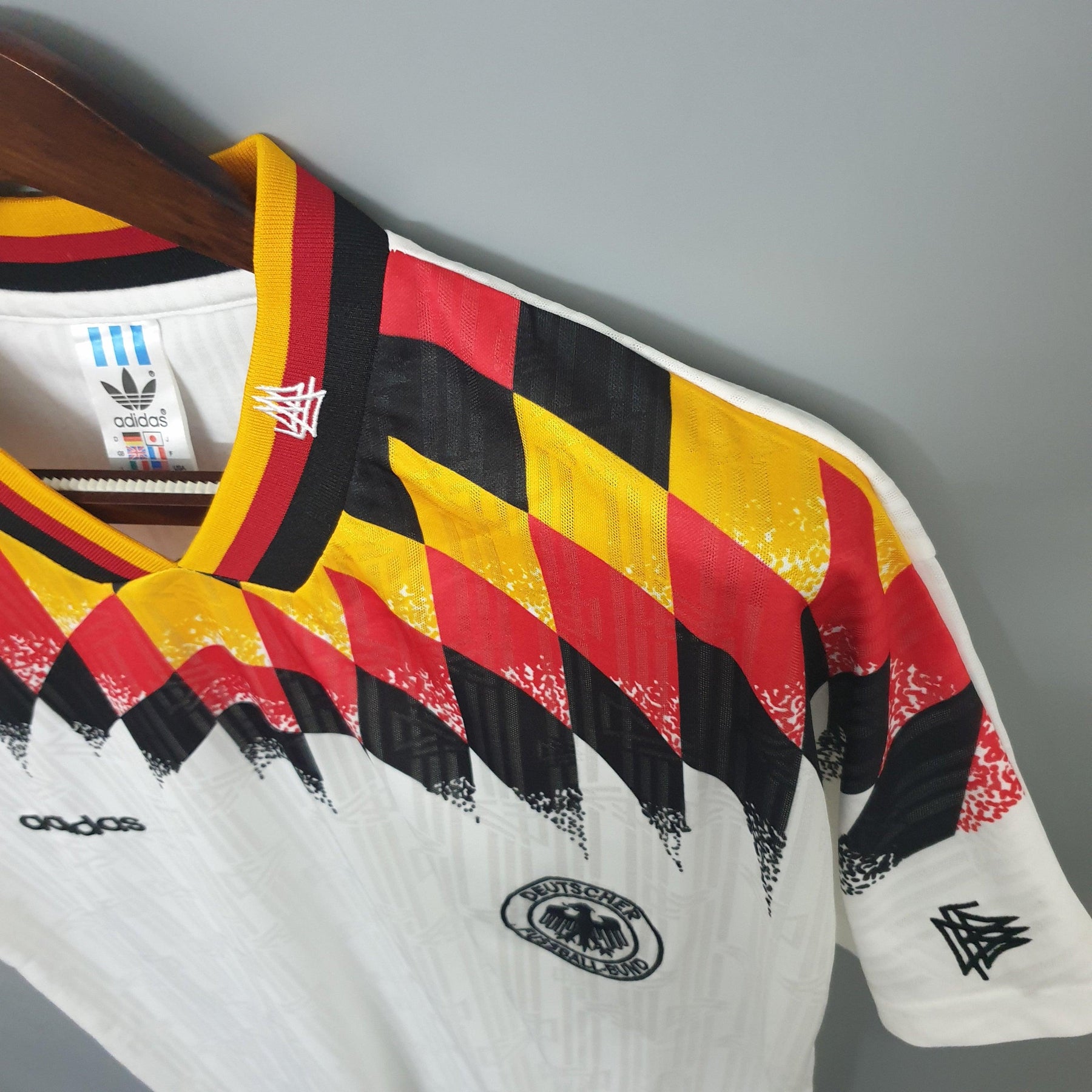 Camisola Alemanha Home 1994 Retro com design icônico e cores tradicionais da seleção, disponível na Olympic Store.