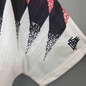 Detalhe da Camisola Alemanha Home 1994 Retro, destacando o design icônico e as cores vibrantes.