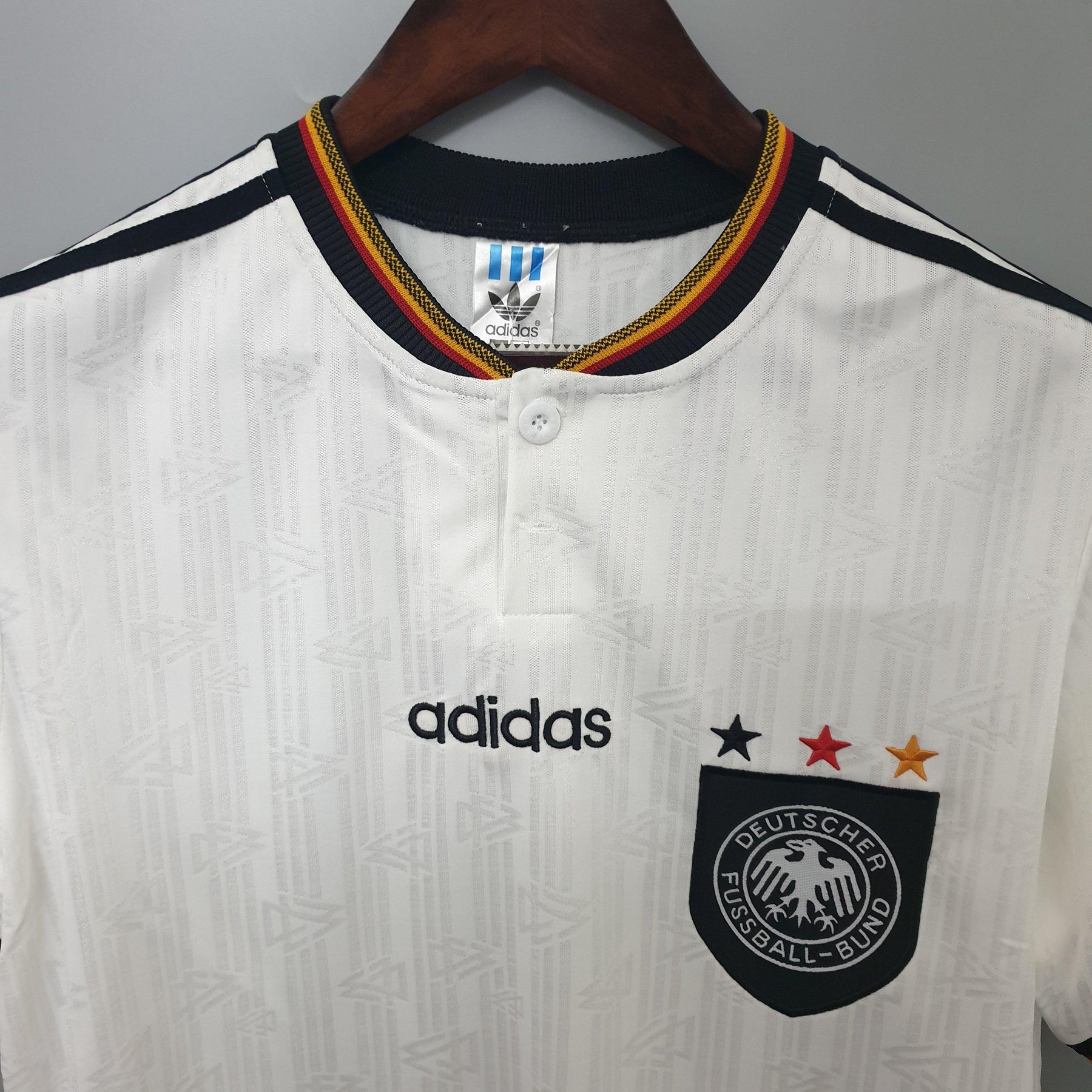 Camisola Alemanha Home 1996 Retro com design clássico, logotipo da Adidas e escudo da seleção alemã.