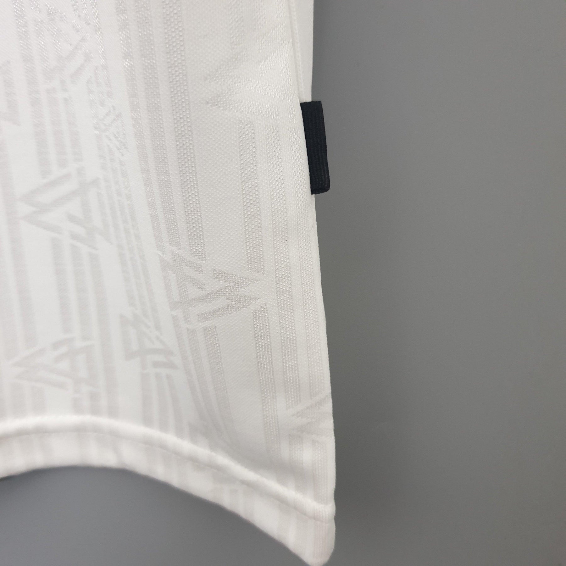 Camisola Alemanha Home 1996 Retro em detalhe, mostrando o design clássico e a etiqueta na lateral.