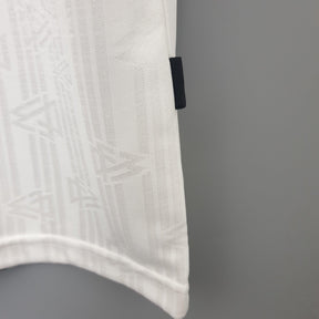 Camisola Alemanha Home 1996 Retro em detalhe, mostrando o design clássico e a etiqueta na lateral.