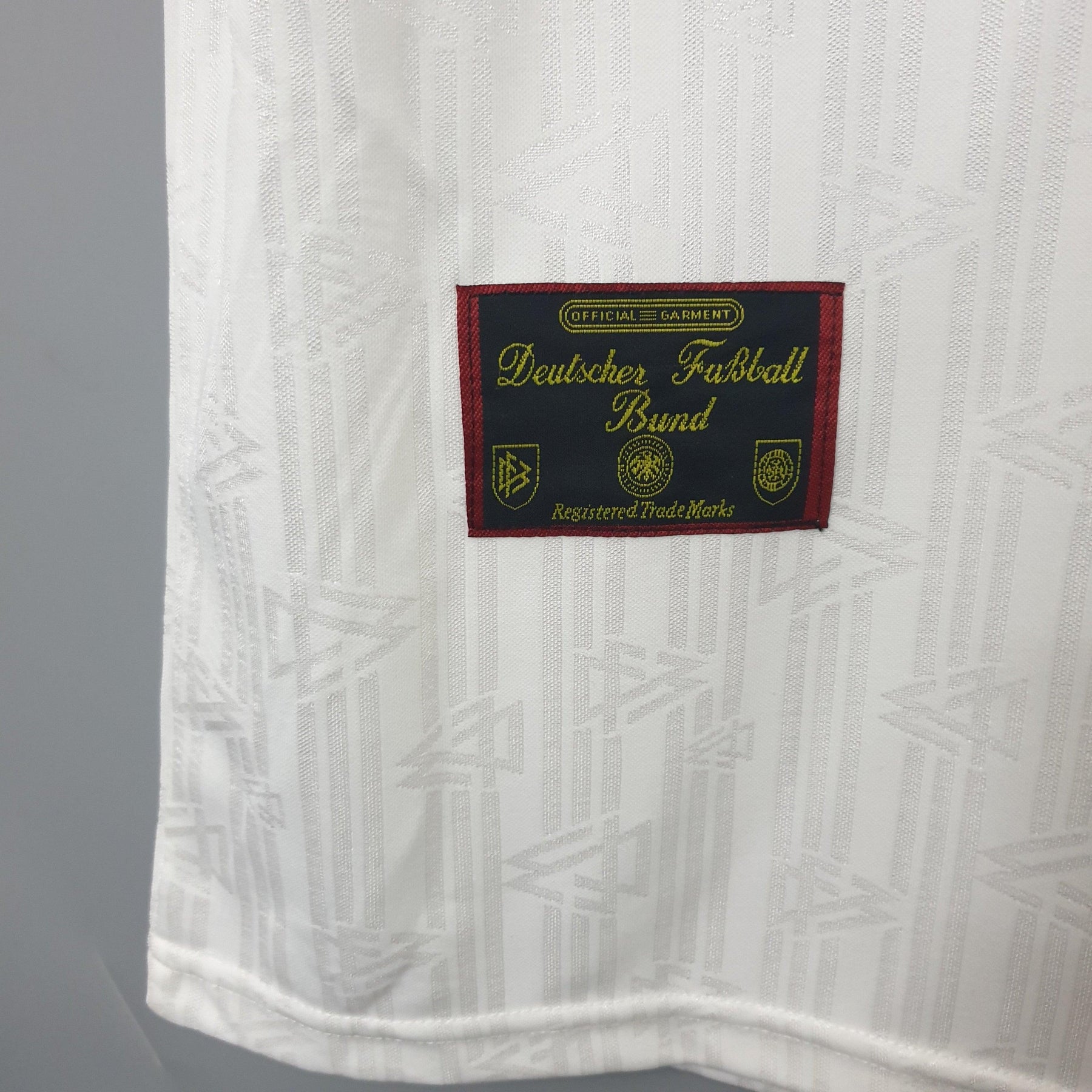 Detalhe do rótulo da Camisola Alemanha Home 1996 Retro com emblema da Deutscher Fußball Bund.