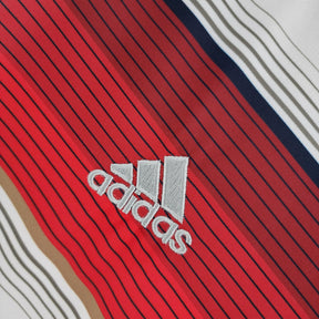 Camisola Alemanha Home 2014 Retro com detalhes em vermelho e logo da Adidas em destaque.