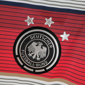 Camisola Alemanha Home 2014 Retro com escudo do Deutscher Fußball-Bund e três estrelas.