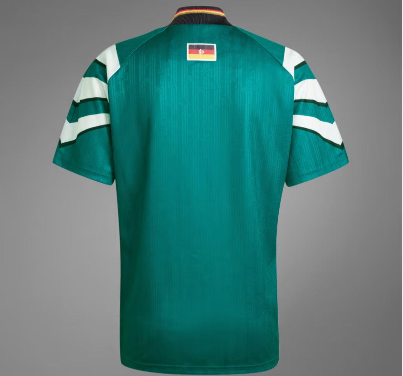 Camisola Alemanha Retro 1996, vista de trás, com detalhes em verde e listras brancas.