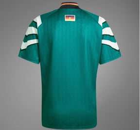 Camisola Alemanha Retro 1996, vista de trás, com detalhes em verde e listras brancas.