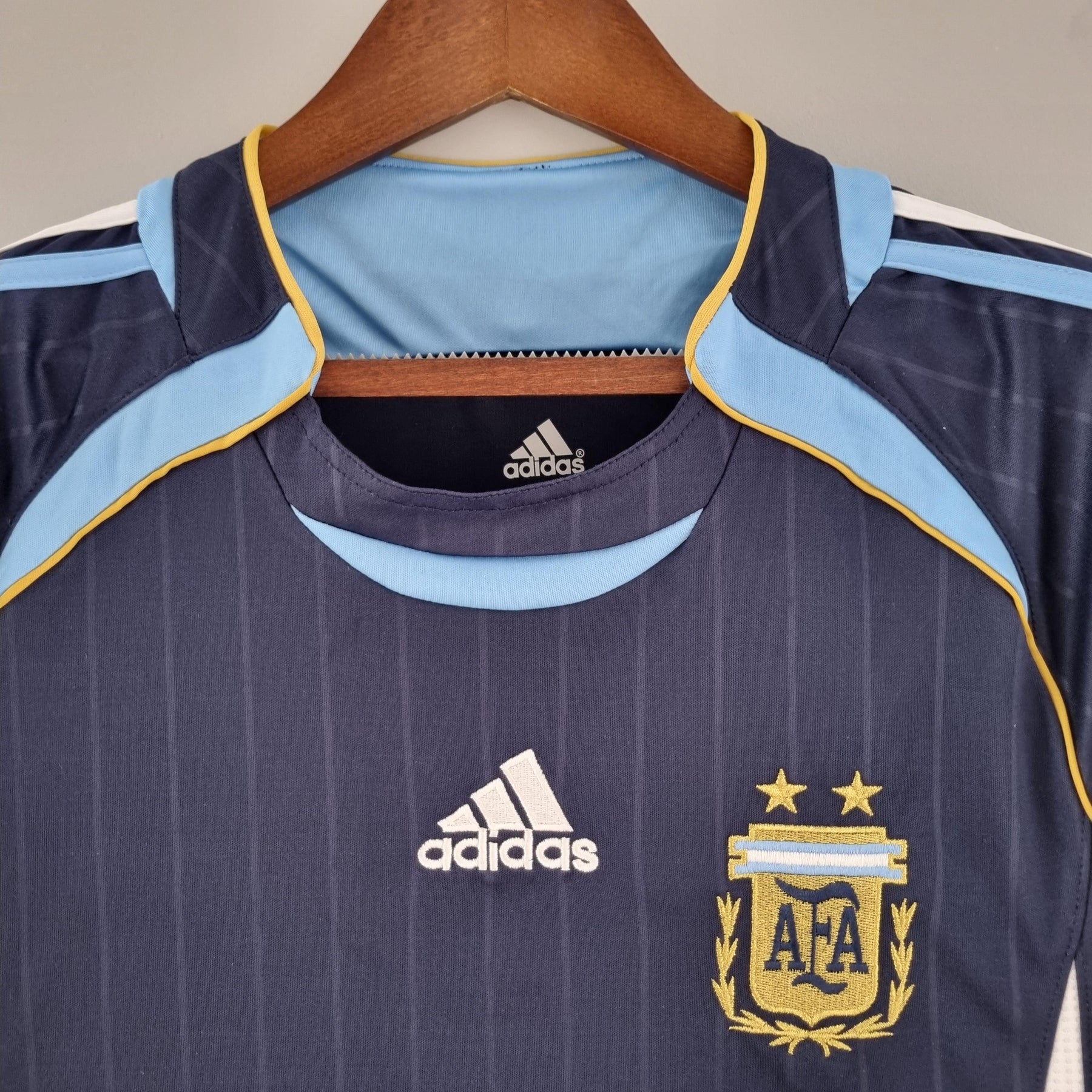 Camisola Argentina Away 06/07 Retro com detalhes da marca Adidas e escudo da AFA.