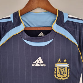 Camisola Argentina Away 06/07 Retro com detalhes da marca Adidas e escudo da AFA.