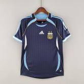 Camisola Argentina Away 06/07 Retro apresenta design icônico com detalhes em azul e amarelo, perfeita para fãs de futebol.