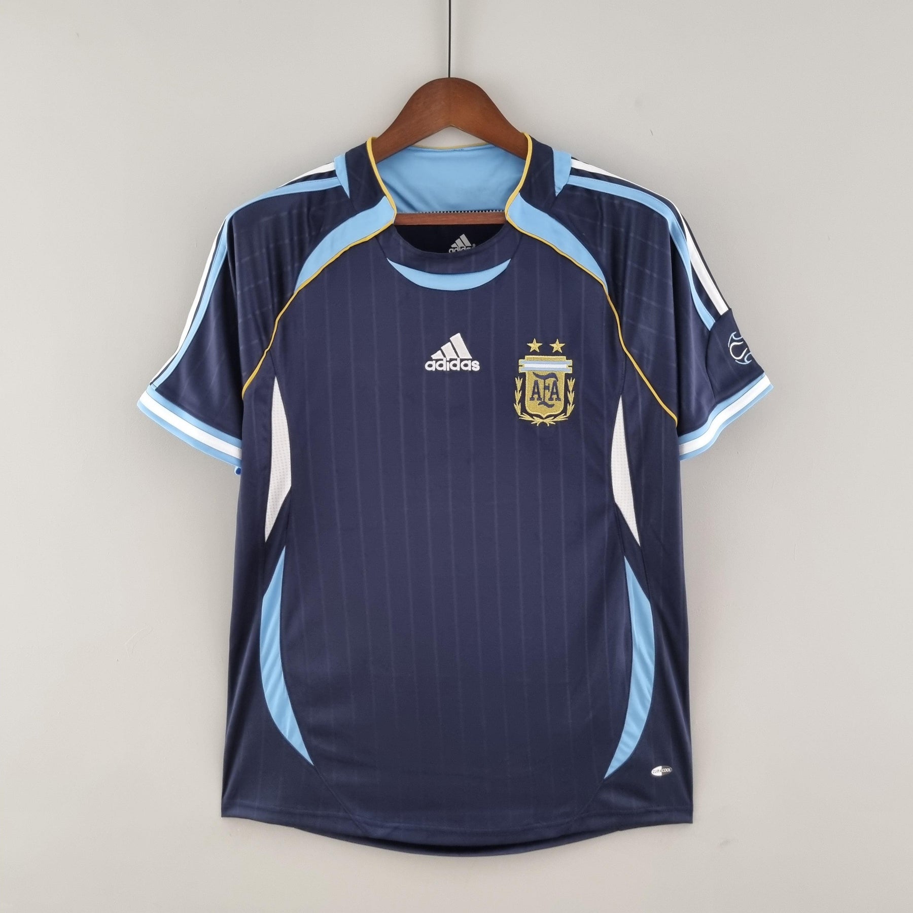 Camisola Argentina Away 06/07 Retro apresenta design icônico com detalhes em azul e amarelo, perfeita para fãs de futebol.