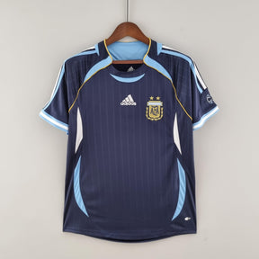 Camisola Argentina Away 06/07 Retro apresenta design icônico com detalhes em azul e amarelo, perfeita para fãs de futebol.