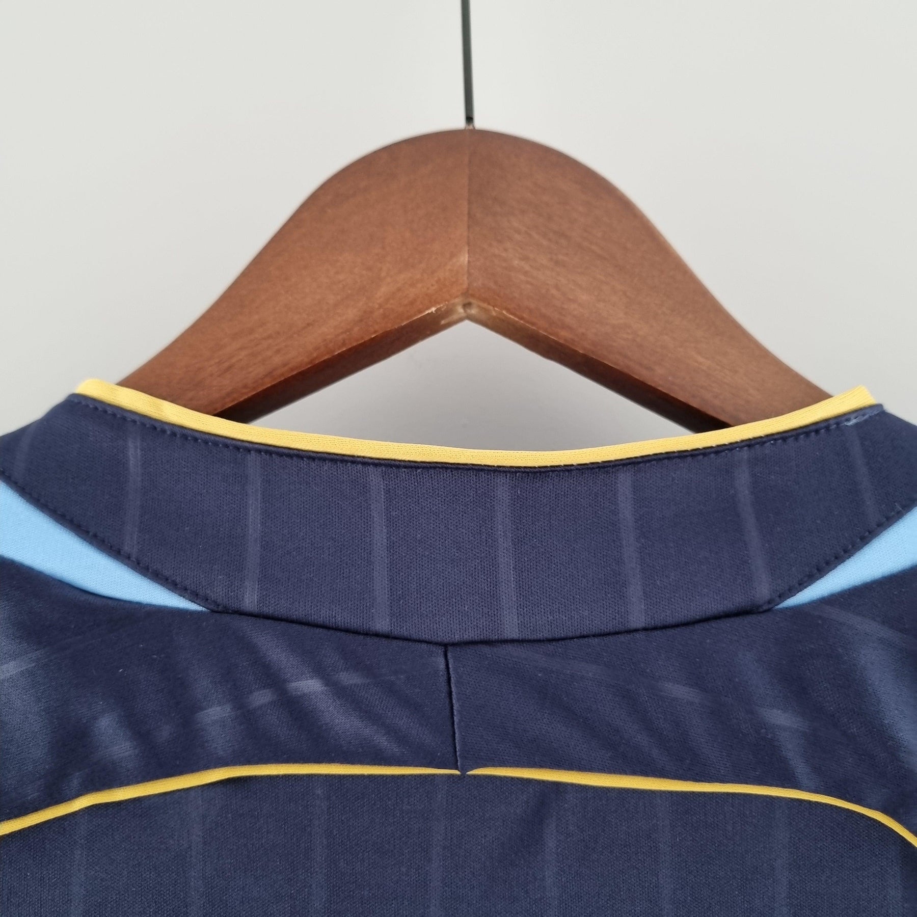 Detalhe das costas da Camisola Argentina Away 06/07 Retro, ideal para fãs da seleção argentina.