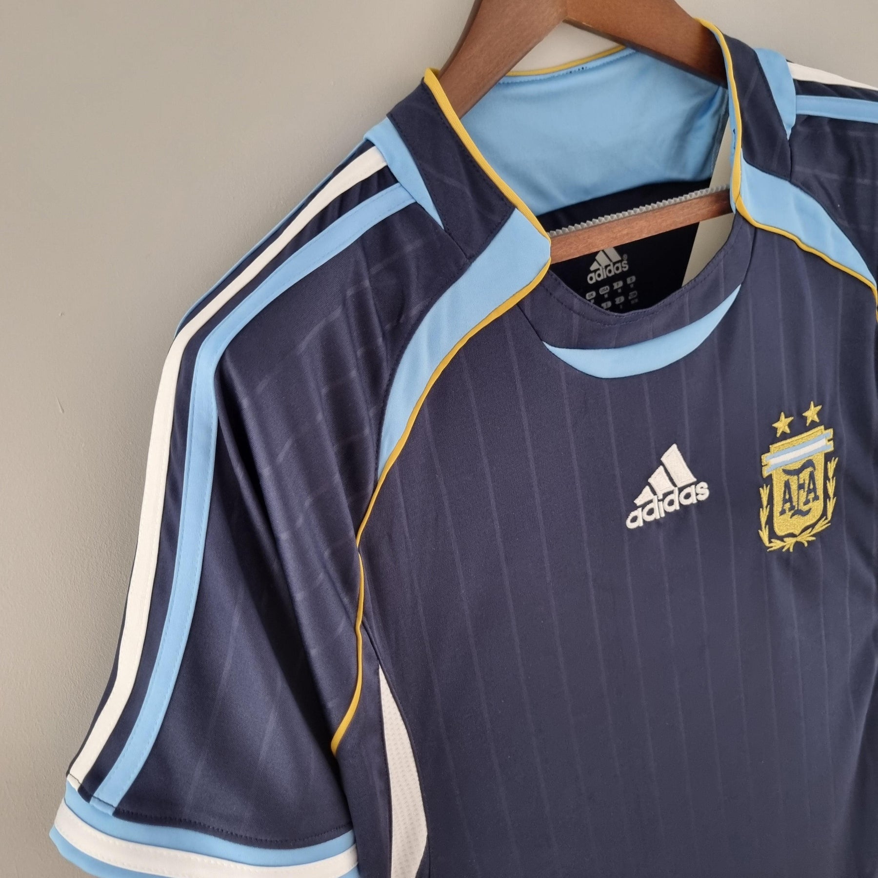 Camisola Argentina Away 06/07 Retro com detalhes em azul, branco e amarelo da Adidas, ideal para colecionadores.
