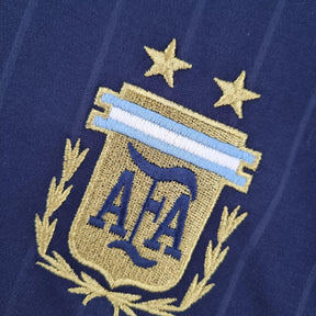 Logotipo da Camisola Argentina Away 06/07 Retro com detalhes em dourado e azul.