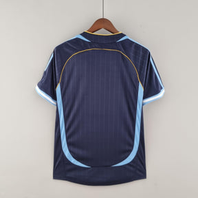 Camisola Argentina Away 06/07 Retro vista traseira em fundo cinza, ideal para torcedores e colecionadores