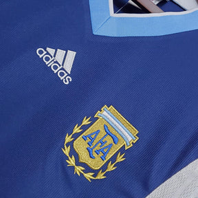 Camisola Argentina Away 98/99 Retro com logotipo da AFA e marca Adidas em azul