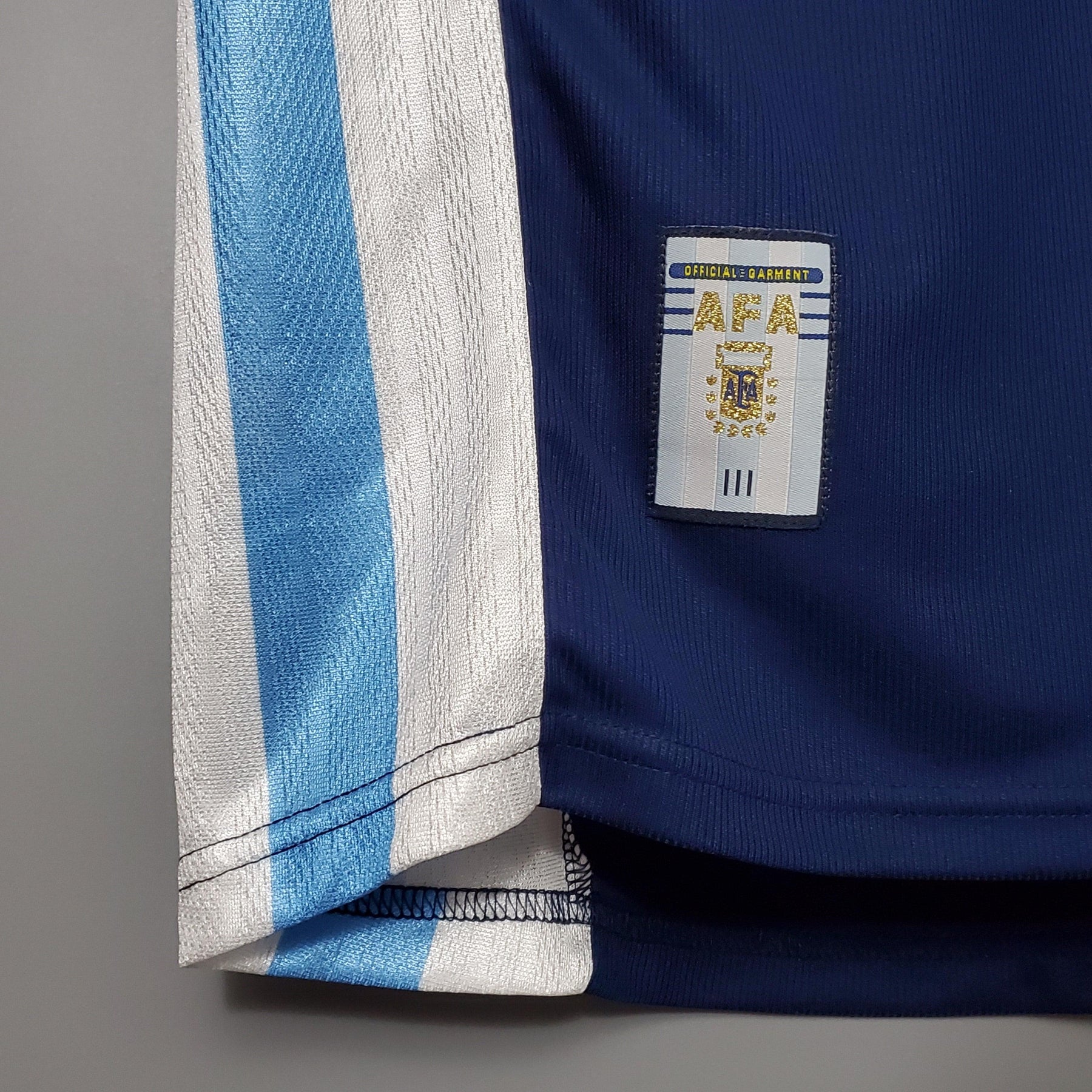Camisola Argentina Away 98/99 Retro com detalhes em azul e branco e logo da AFA.