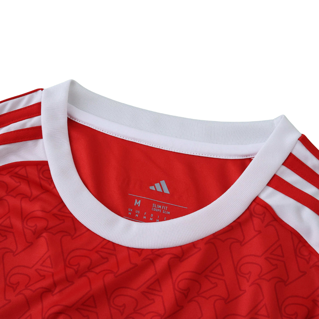Camisola Arsenal Home 2025/26 Olympic Store, detalhe do decote em vermelho e branco, design moderno e confortável.