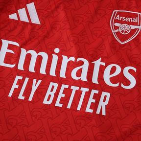 Camisola Arsenal Home 2025/26 com detalhes da marca Emirates e logo do Arsenal.