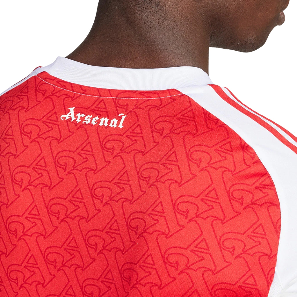 Camisola Arsenal Home 2025/26 com detalhe do nome Arsenal na parte de trás, mostrando seu design moderno e tradicional.