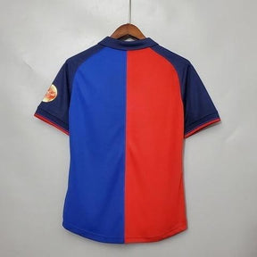 Camisa retro Barcelona Centenário de 1999, vista traseira com cores azul e vermelho.