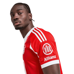 Camisola Bayern Munique Home 2025/26 vista lateral, destacando detalhes do uniforme e logotipo Allianz.