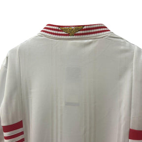 Camisola Benfica Alternativa 97/98, vista das costas com detalhes em vermelho e logo no colarinho.