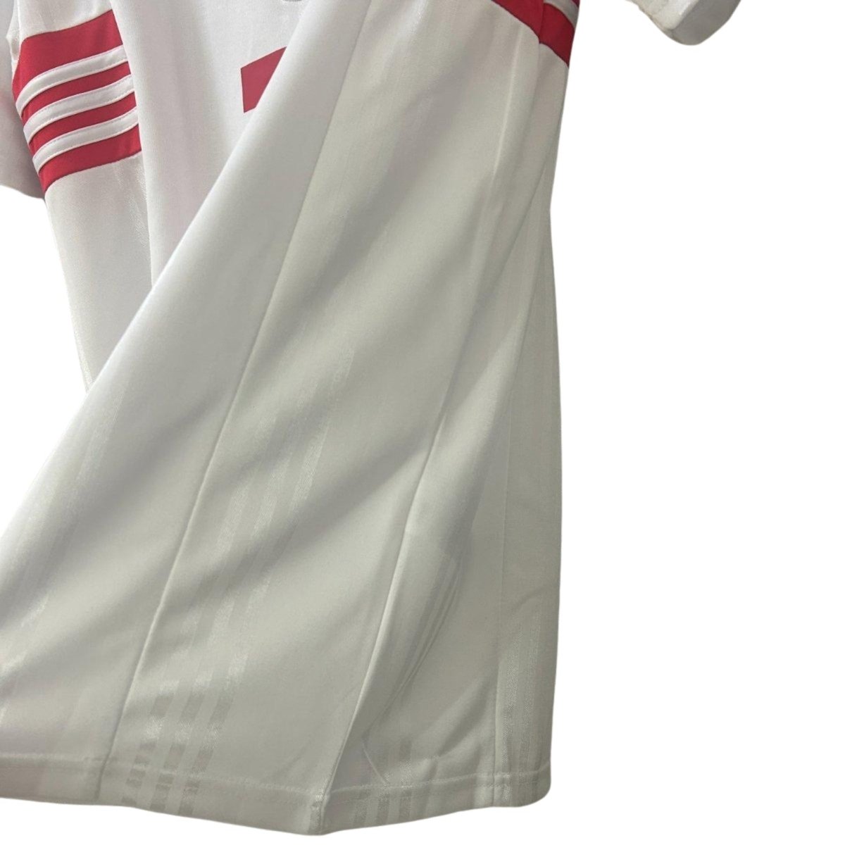 Camisola Benfica Alternativa 97/98 em tecido branco e detalhes em vermelho, ideal para torcedores.